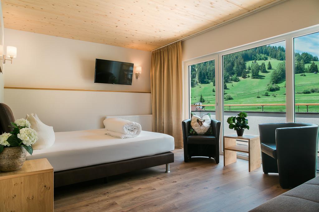 נאודרס Alpenhotel Regina מראה חיצוני תמונה