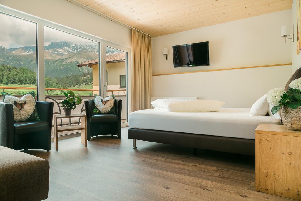 נאודרס Alpenhotel Regina מראה חיצוני תמונה